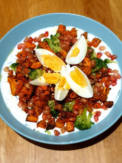 Una foto de Huevos con zanahorias y brócoli con salsa de yogur
