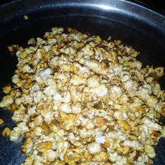 A picture of Homemade caramel popcorn 🍿.