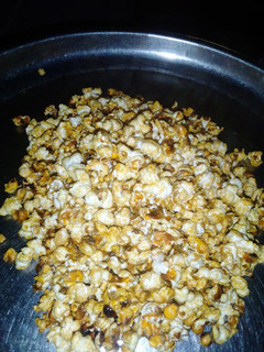 A picture of Homemade caramel popcorn 🍿.