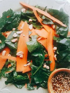 Una foto de Ensalada Cruda de Espinacas y Zanahoria
