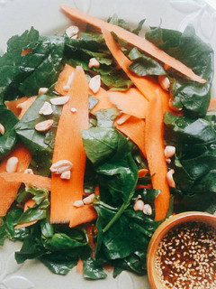 Una foto de Ensalada Cruda de Espinacas y Zanahoria