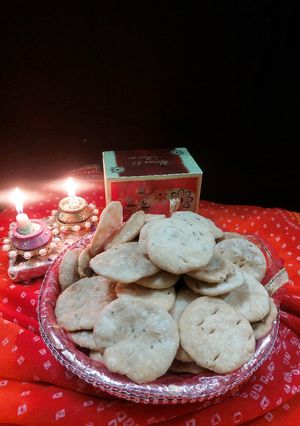 मठरी (Mathri recipe in hindi) रेसिपी मुख्य फोटो