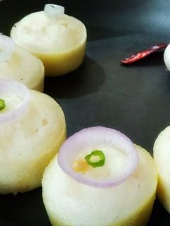कटोरी में सूजी इडली रेसिपी मुख्य फोटो