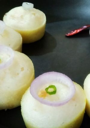 कटोरी में सूजी इडली रेसिपी मुख्य फोटो