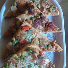 A picture of Brown bread vegetables pizza.