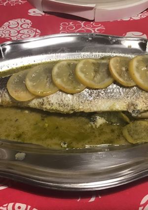 Une photo de Bar entier au citron et farci pesto maison