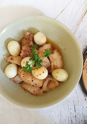 Hình của món Thịt heo kho trứng cút.