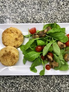 Una foto de Milanesas de calabaza con ensalada (simple)
