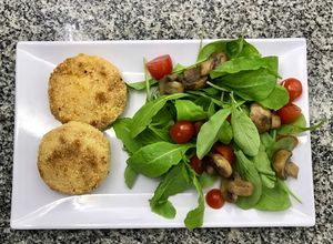 Una foto de Milanesas de calabaza con ensalada (simple)