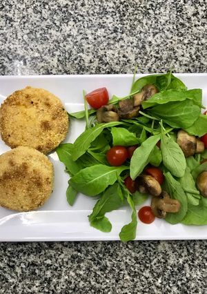 Una foto de Milanesas de calabaza con ensalada (simple)