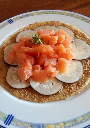 Une photo de Tarte fine au saumon fumé et radis noir