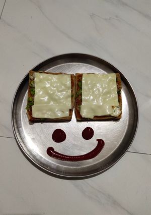 વ્હિટ બ્રેડ પીઝા રેસીપી મુખ્ય ફોટો