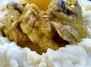 Una foto de Pollo a la naranja con puré