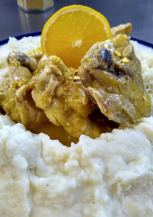 Una foto de Pollo a la naranja con puré