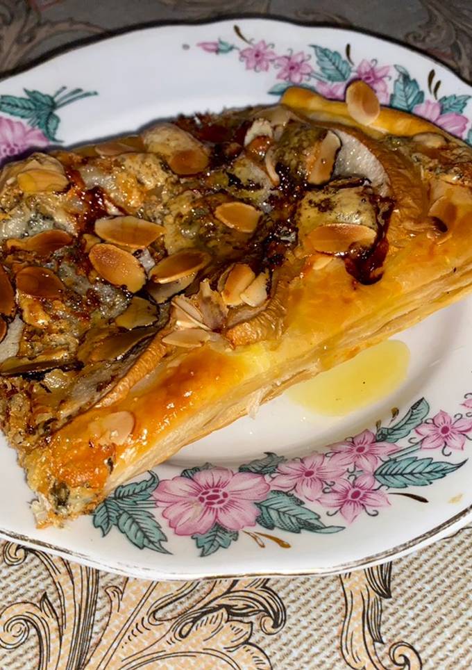 Пиріг з грушею,сиром Дорблю та горішками