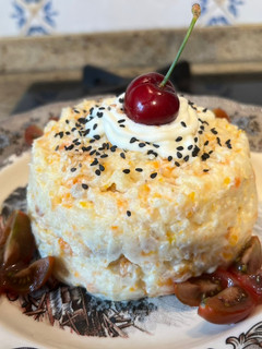 Una foto de Ensaladilla de gambas al ajillo