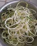 Pastas de zucchini con crema y pollo