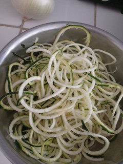 Una foto de Pastas de zucchini con crema y pollo