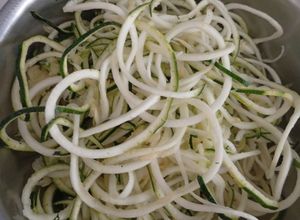 Una foto de Pastas de zucchini con crema y pollo