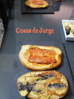 Una foto de Rebanadas de pan de payés con chorizo y tortilla