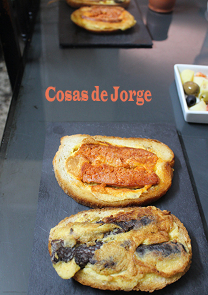 Una foto de Rebanadas de pan de payés con chorizo y tortilla