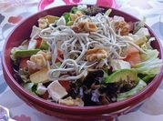 Una foto de ensalada de aguacate y gulas