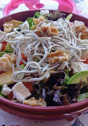 Una foto de Ensalada de aguacate y gulas