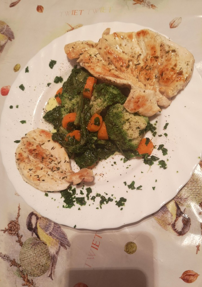 Una foto de Pechugas de pollo con verduras