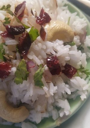 क्रेनबेरी जिरा राइस (Cranberry Jeera Rice Recipe In Marathi) रेसिपी चे मुख्य फोटो 