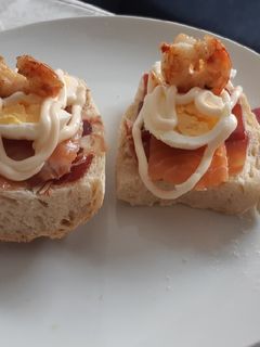 Una foto de Montadito de jamón ibérico, salmón ahumado, gamba y huevo