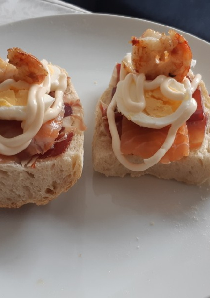 Una foto de Montadito de jamón ibérico, salmón ahumado, gamba y huevo