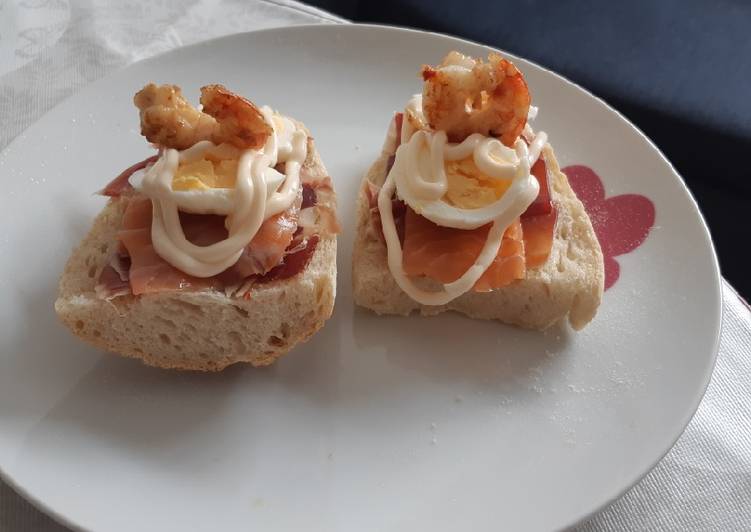 Montadito de jamón ibérico, salmón ahumado, gamba y huevo