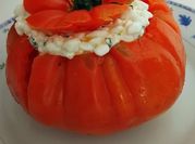 Una foto de tomates rellenos frio