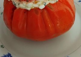 Tomate relleno de cottage