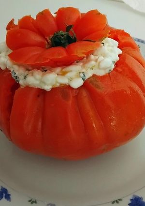 Una foto de Tomate relleno de cottage