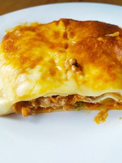 Una foto de Lasaña con carne, verduras y bechamel
