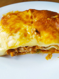 Una foto de Lasaña con carne, verduras y bechamel