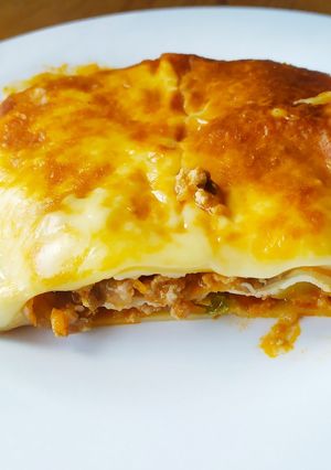 Una foto de Lasaña con carne, verduras y bechamel