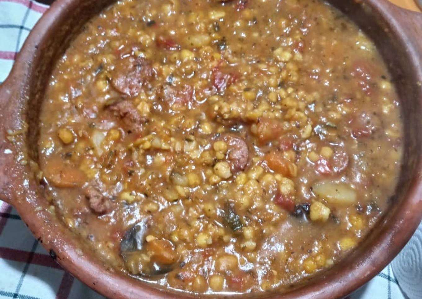 Locro con chorizo en olla de barro