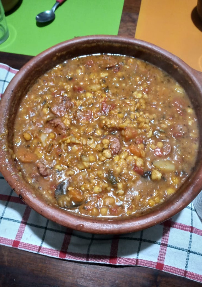 Una foto de Locro con chorizo en olla de barro