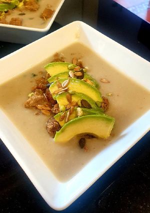 Una foto de Vichyssoise con croutons al parmesano