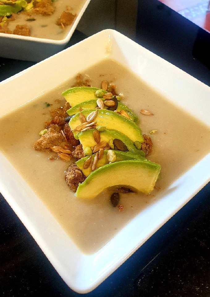 Una foto de Vichyssoise con croutons al parmesano