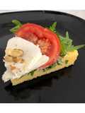 Crostata di polenta (salata) con pesto, ricotta, rucola, pomodori, mozzarelle e noci 🌱🍅