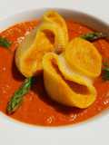 Lumaconi rellenos de boniato y queso azul con salsa de pisto
