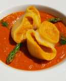 Lumaconi rellenos de boniato y queso azul con salsa de pisto