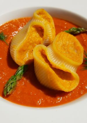 Una foto de Lumaconi rellenos de boniato y queso azul con salsa de pisto