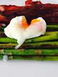 ไข่ลวก หน่อไม้ฝรั่ง เบคอนกรอบ Poached egg, asparagus and crispy bacon