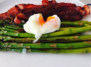 รูปของ ไข่ลวก หน่อไม้ฝรั่ง เบคอนกรอบ Poached egg, asparagus and crispy bacon