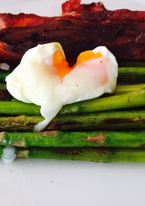 รูปของ ไข่ลวก หน่อไม้ฝรั่ง เบคอนกรอบ Poached egg, asparagus and crispy bacon