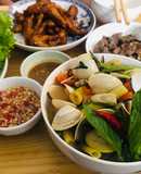 Nghêu hấp thái + Chân gà chiên nước mắm + Bò né cuốn rau sống với bún